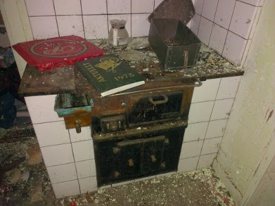 Spisen och en pizzakartong kvarlämnad av filmteamet (?)