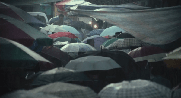 16:29-22:48: En lång jaktsekvens där den misstänkte gömmer sig... bland paraplyer!